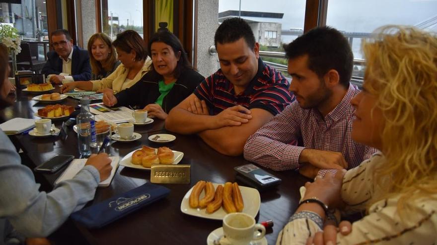 María del Carmen Amoedo, en el centro, rodeada de sus compañeros del grupo del PP, esta mañana. / A.P.