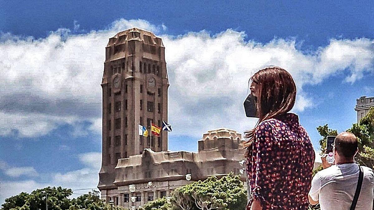 Gente con mascarilla en la Plaza de España de la capital tinerfeña.