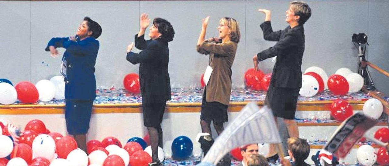 Cuatro mujeres bailan la coreografía de ‘Macarena’ en Estados Unidos, en la Convención Demócrata de 1996.