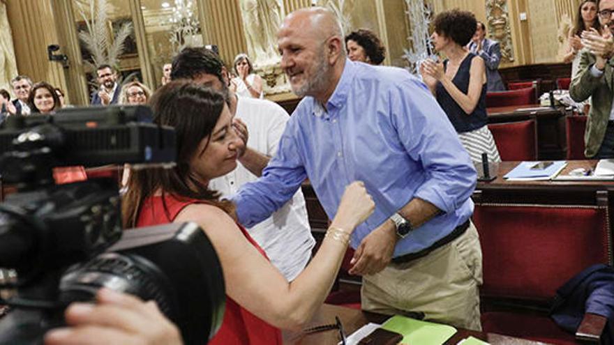 La presidenta Armengol y el portavoz de Més, Miquel Ensenyat, en la investidura en el Parlament.