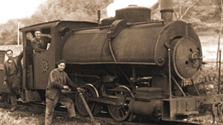 Máquina del tren carbonero de Quirós. A la derecha, arriba, el túnel Santa Marina; debajo, un tramo de la Senda del Oso.