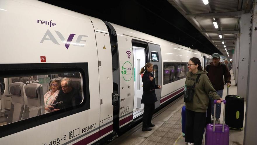 Renfe retira dos convoyes Avril por fisuras, mientras Asturias utiliza la otra variante del tren