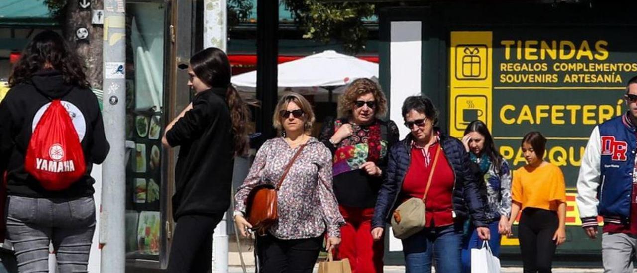 Turistas en O Grove durante la pasada Semana Santa. |   //  IÑAKI ABELLA