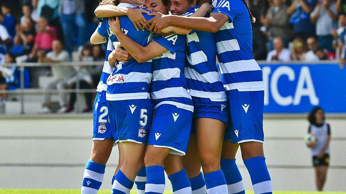 Las jugadoras deportivistas celebran un gol la temporada pasada en Abegondo.