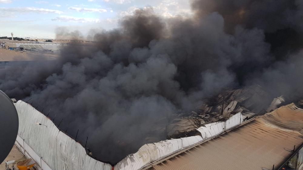 Un incendio arrasa una empresa de regalos en Manises