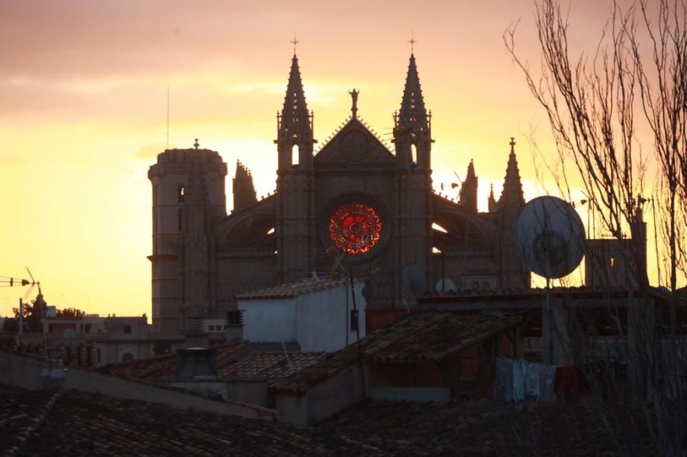 Frühaufsteher auf Mallorca sind am Samstagmorgen (23.12.) belohnt worden: An der Kathedrale von Palma de Mallorca war ein besonderes Lichtspektakel zu bewundern. Rund 500 Besucher bestaunten, wie die aufgehende Sonne zur Wintersonnenwende direkt durch die beiden Rosetten schien und die Kathedrale scheinbar von innen erstrahlen ließ.