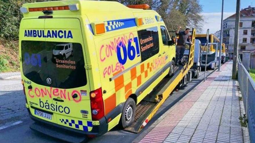 Ambulancia con pintadas y las ruedas pinchadas en Moaña