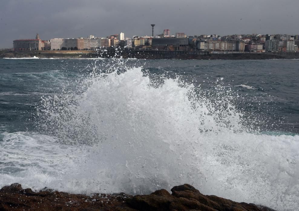 La costa de A Coruña, en alerta naranja por oleaje