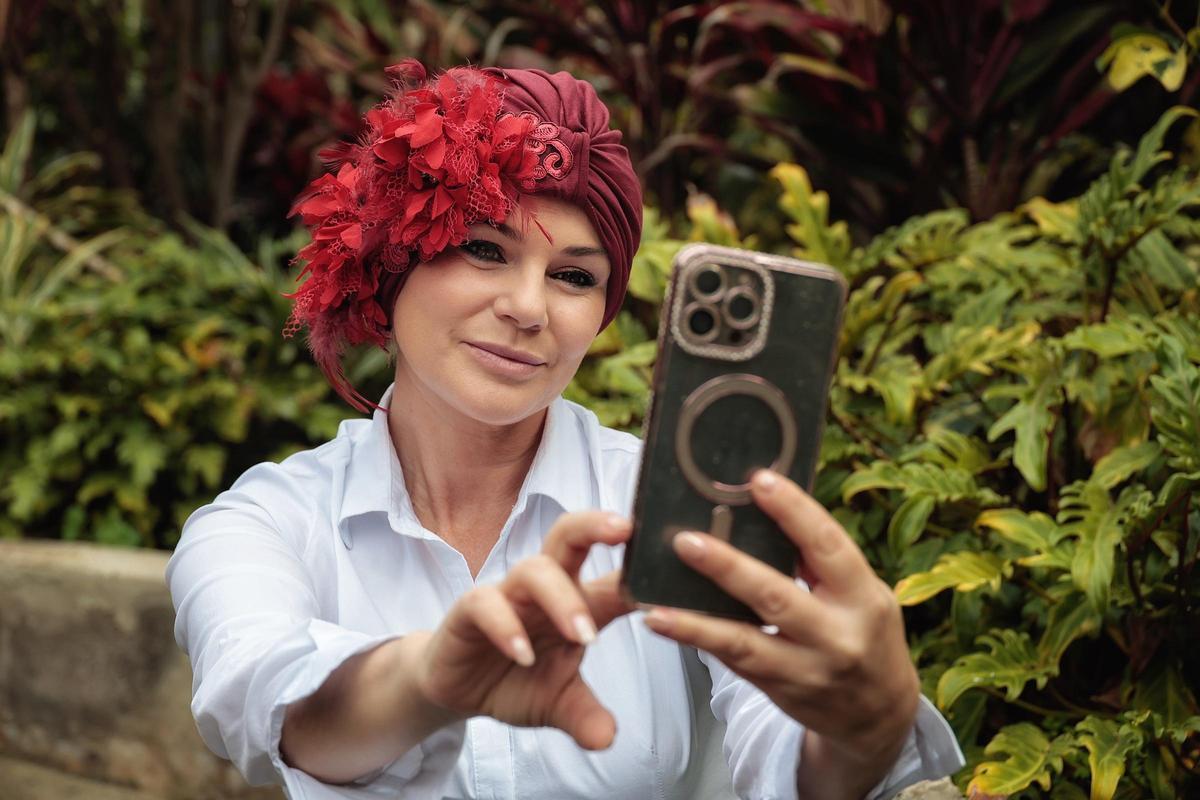 La periodista Yaiza Díaz luciendo uno de sus turbantes.