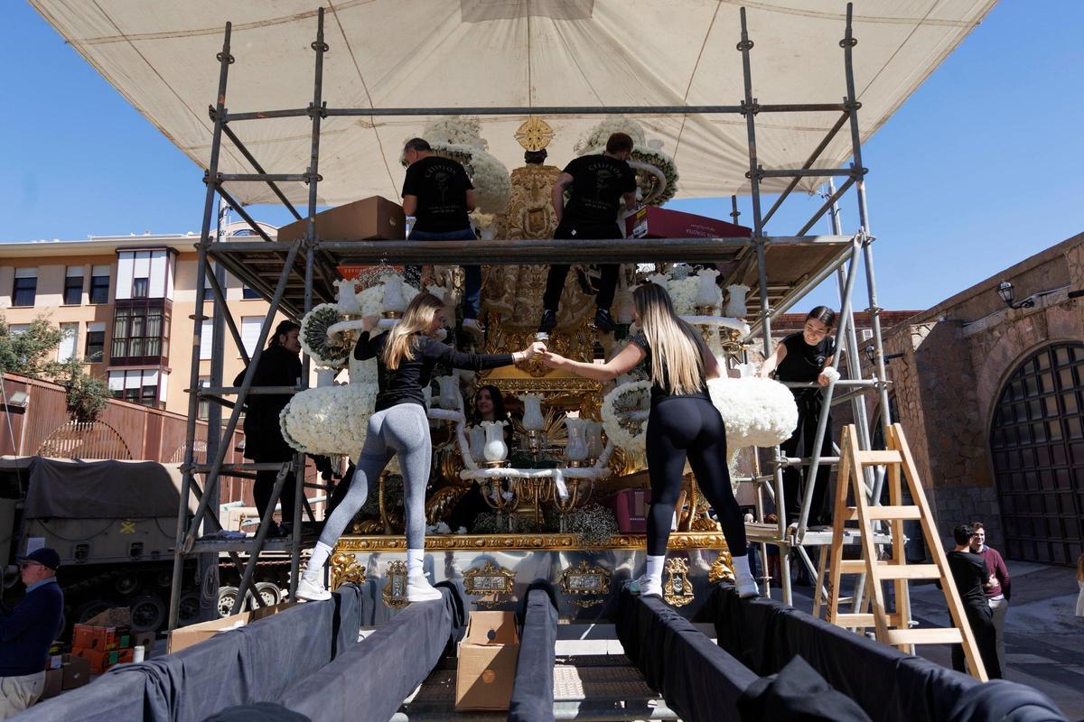Preparación del trono de San Juan Evangelista, que participará en la Magna Procesión del Santísimo Cristo del Prendimiento, este martes en el Parque de Artillería de Cartagena