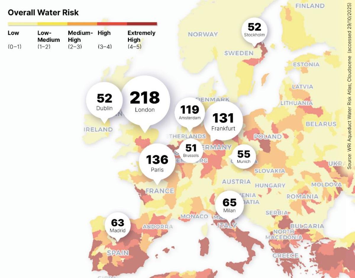 Número de centros de datos en cada país y situación de sus recursos hídricos (más oscuro, peor)