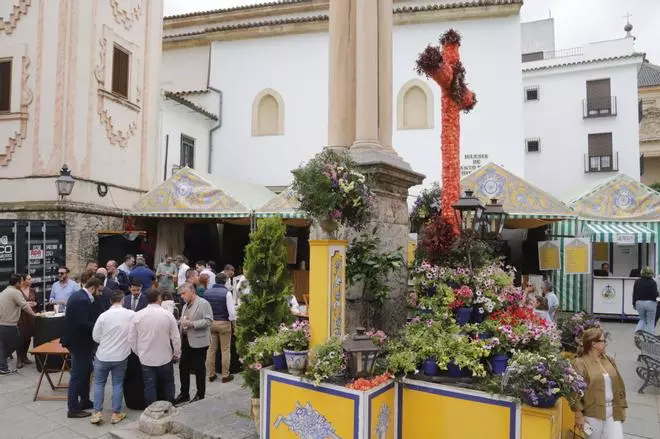 Las Cruces de Mayo se abren al público en un día sin bullas