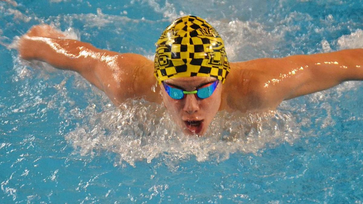 Jacobo Garrido, con el gorro del Club Natación Liceo, da brazadas a mariposa durante un entrenamiento. |  // LA OPINIÓN