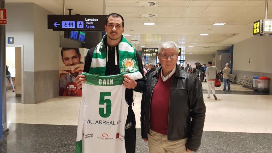 El presidente Luis García recibió a Cain en el aeropuerto