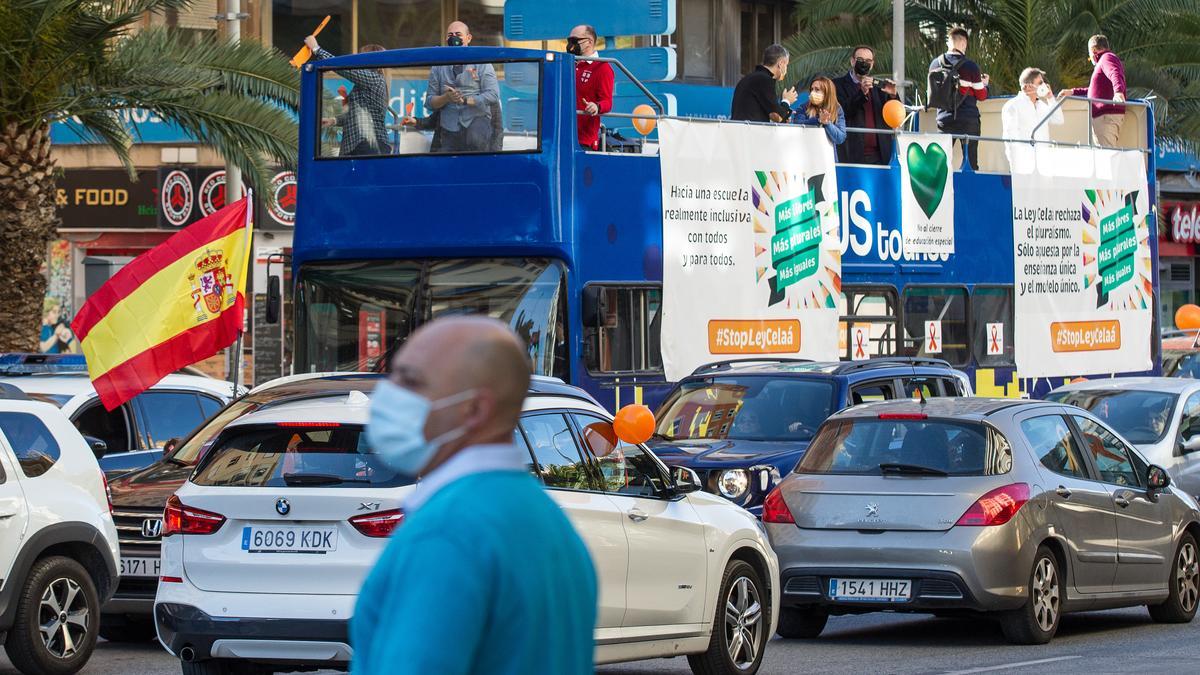 La protesta contra la ley Celaá llena de coches el centro de Alicante