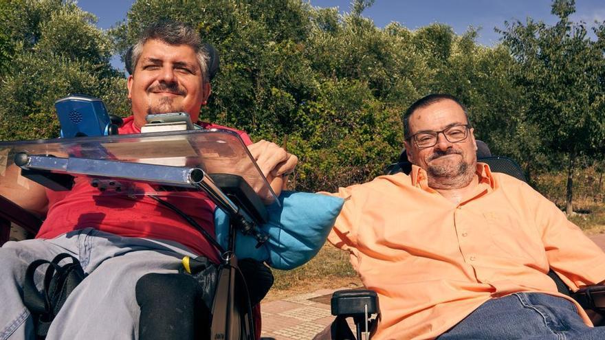 Luisfer y José posan en un parque a las afueras de la residencia CAMF.