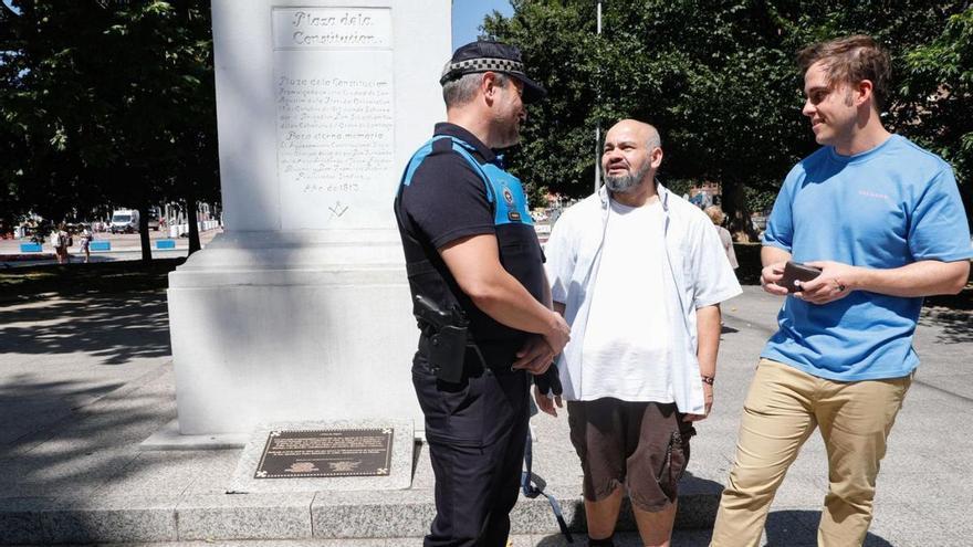 Un comerciante avilesino pierde 400 euros en la calle y los recupera gracias a un buen samaritano que los halló