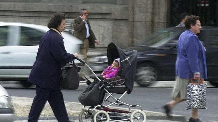 Una abuela de paseo con su nieto. / fran martínez