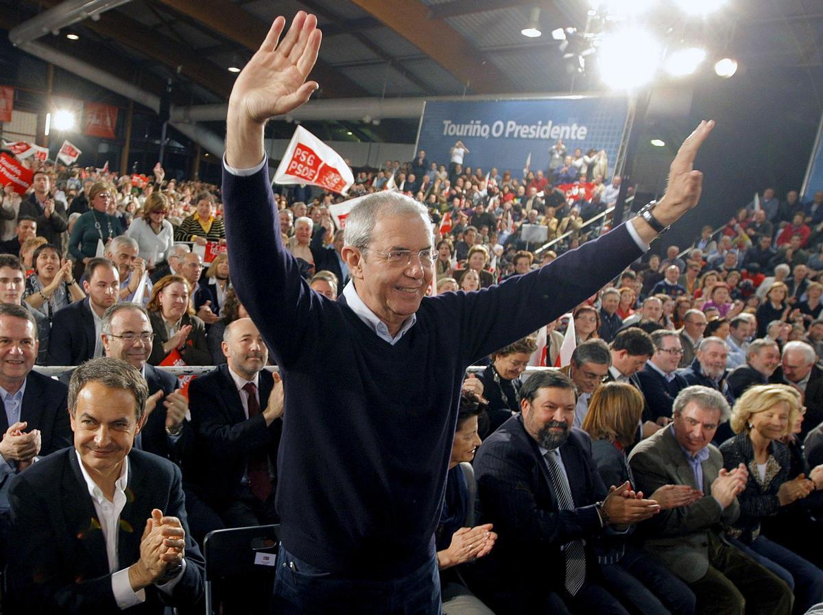 Los ministros Francisco Caamaño, Elena Espinosa, César Antonio Molina y Elena Salgado en el cierre de campaña de Touriño en 2009.