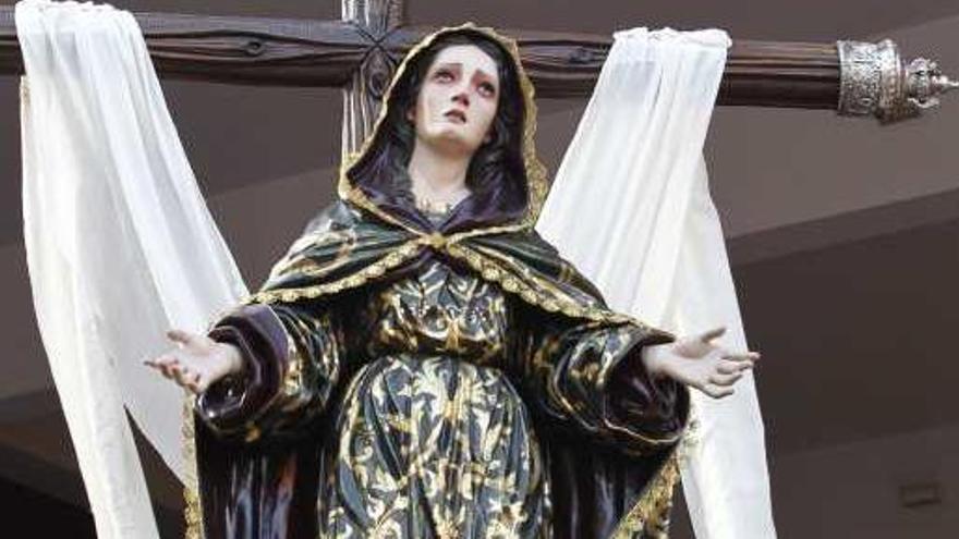Francisco Casquero también «prestó» su pie para la Virgen de la Soledad de San Pablo.