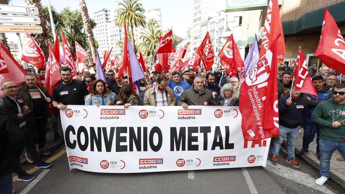 Concentración de trabajadores del metal frente a la sede de Femetal, en Gijón, ayer.