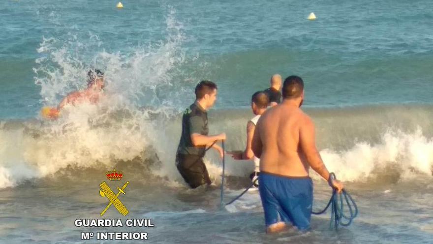 Rescatados un socorrista, un padelsurfista y dos bañistas en la playa de Xilxes