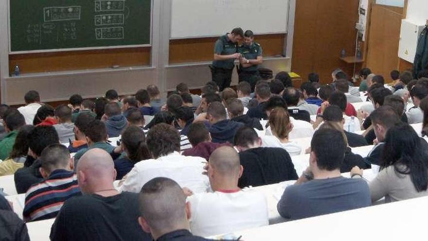 Los aspirantes en el examen en la facultad de Económicas. // R. Grobas