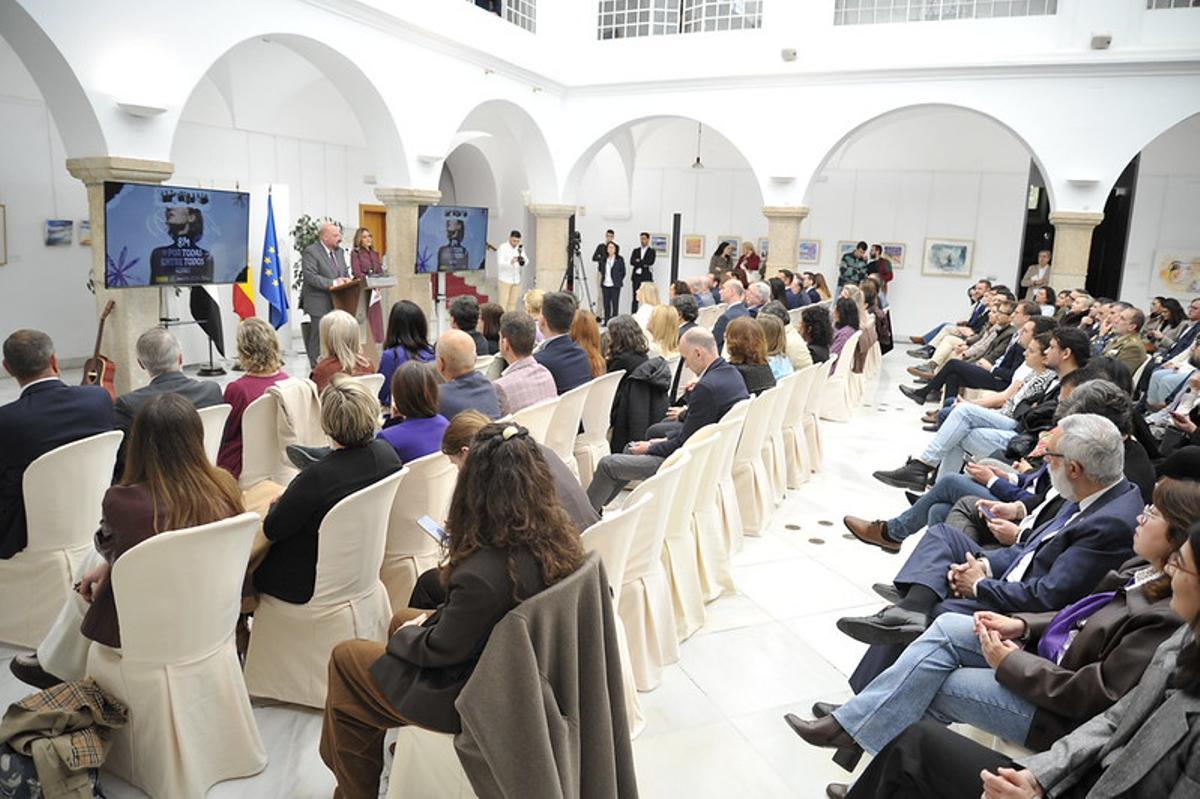 Galería | Acto institucional del Día de la Mujer en la Asamblea de Extremadura