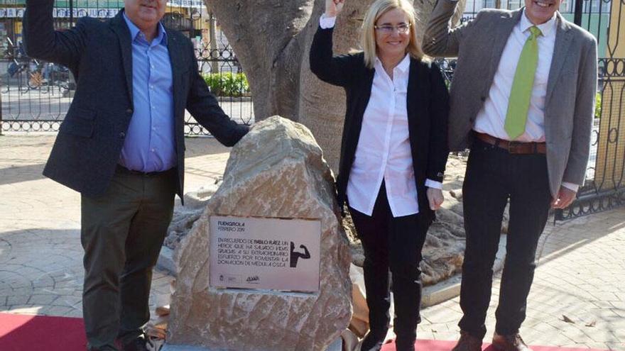 Juan Carmona, Ana Mula y Francisco Ráez, junto al monolito.