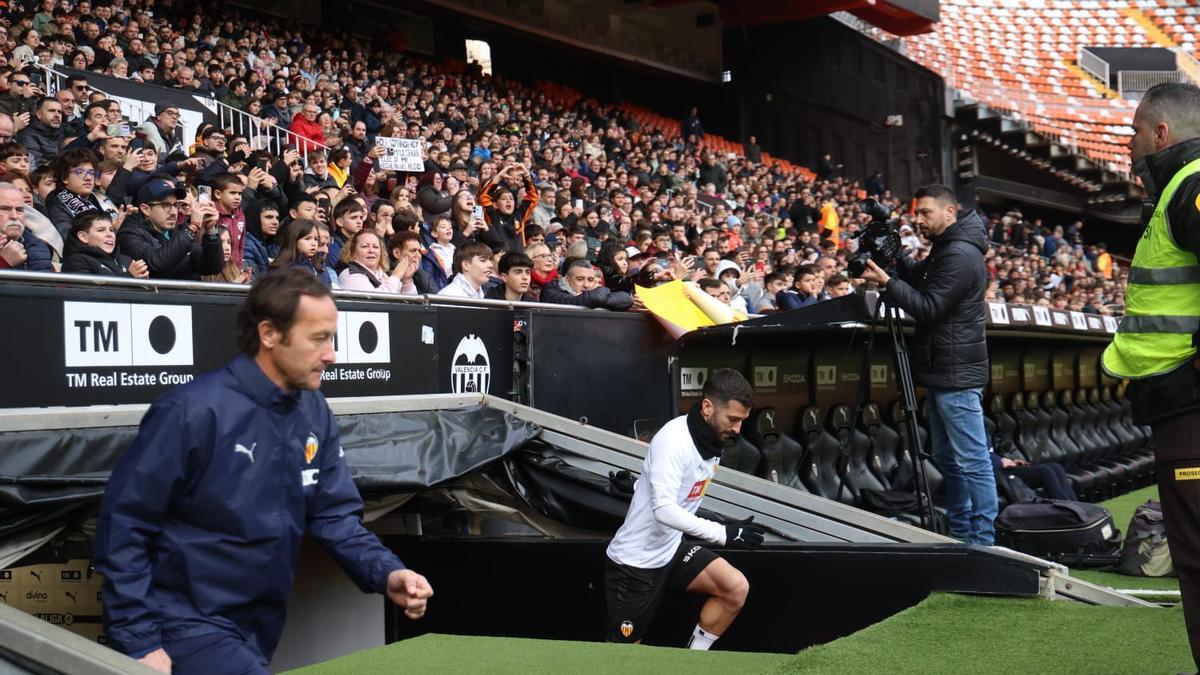 Gayà salta al césped de Mestalla en el entrenamiento a puerta abierta de este lunes