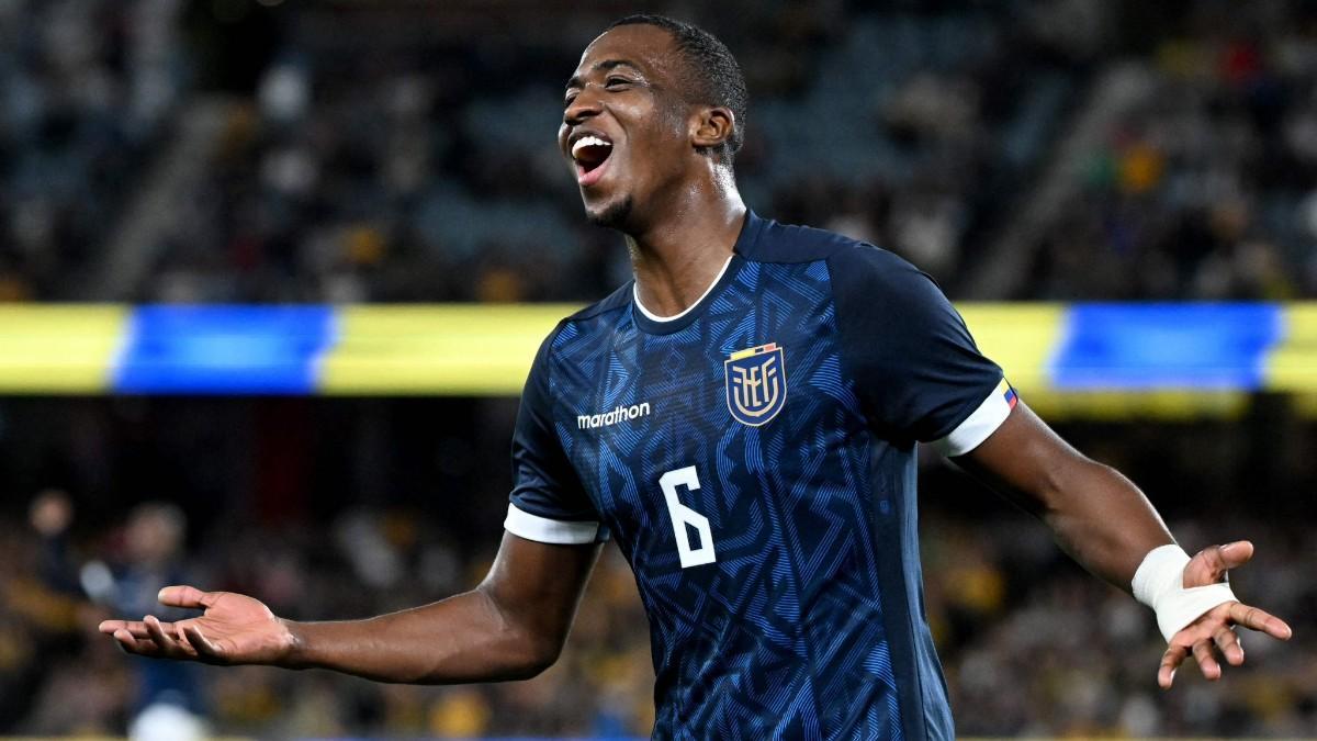 William Pacho, cerca del PSG