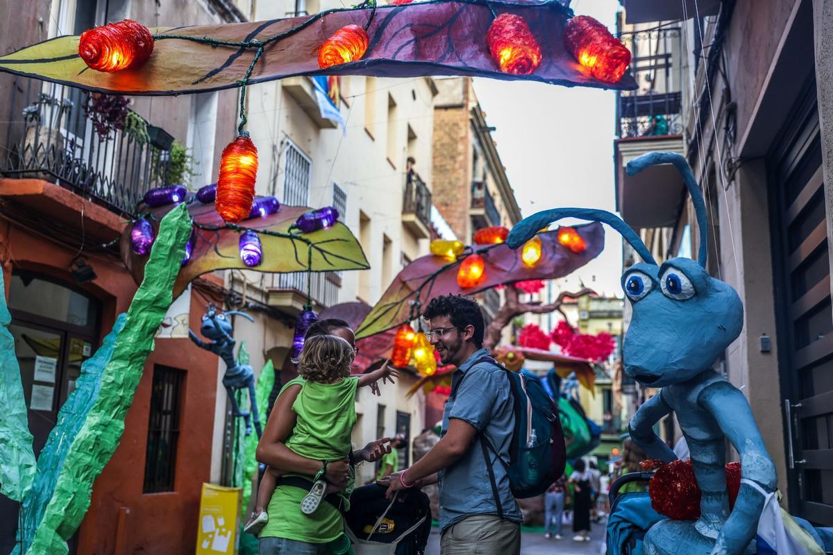 La calle Progrés se ha proclamado ganadora del concurso de decoraciones de la Fiesta Mayor de Gràcia de este año 2023. En esta ocasión, la temática en la que han trabajado los vecinos ha sido la película Bichos, bajo el nombre de Formigres.