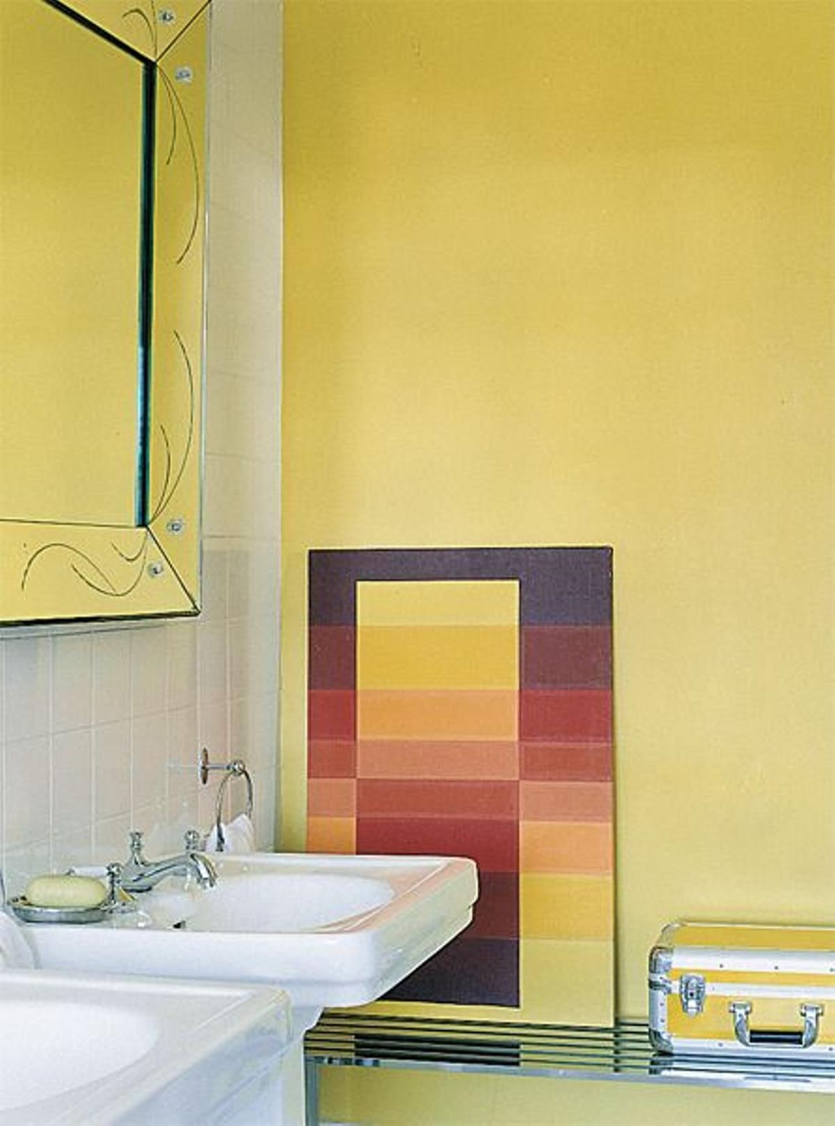 Vitalidad. En el baño de Catherine, de amarillo, cuelga un espejo veneciano. Al lado, el cabecero d