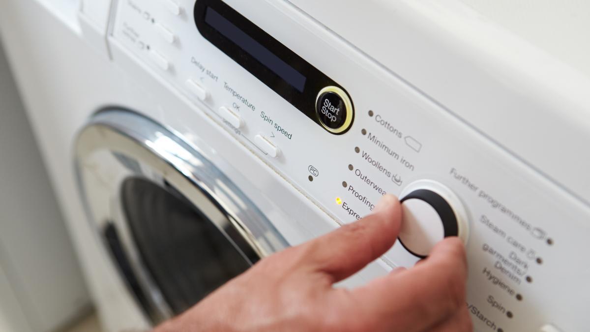 Misterio resuelto: Este es el verdadero (y muy efectivo) uso del tercer  compartimento del cajetín de la lavadora