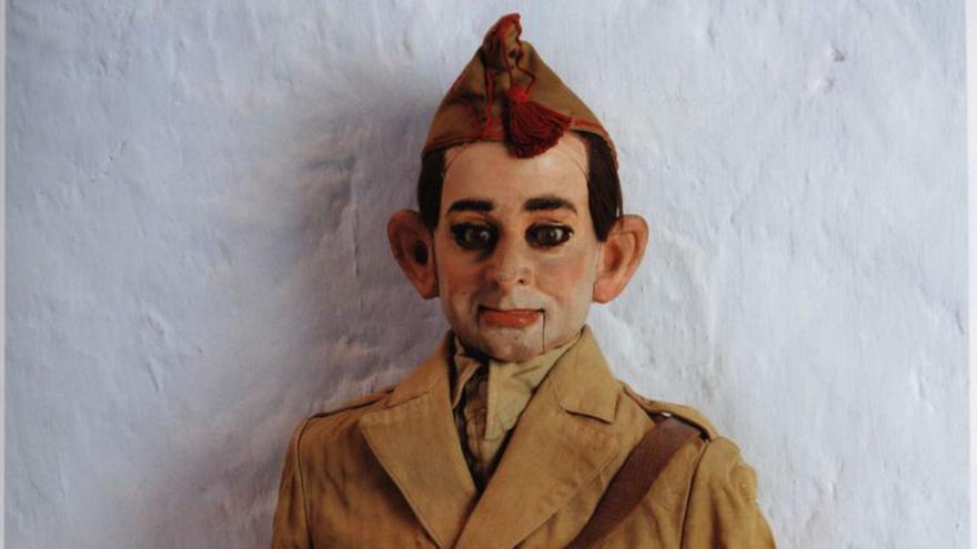 Un muñeco de ventrílocuo vestido de soldado.