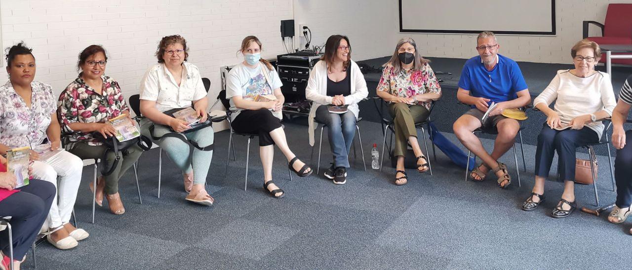 Assistents al club de lectura fàcil de la biblioteca de Figueres, coordinat per Yolanda Alcalà, en una fotografia captada just el darrer dia d’aquest curs