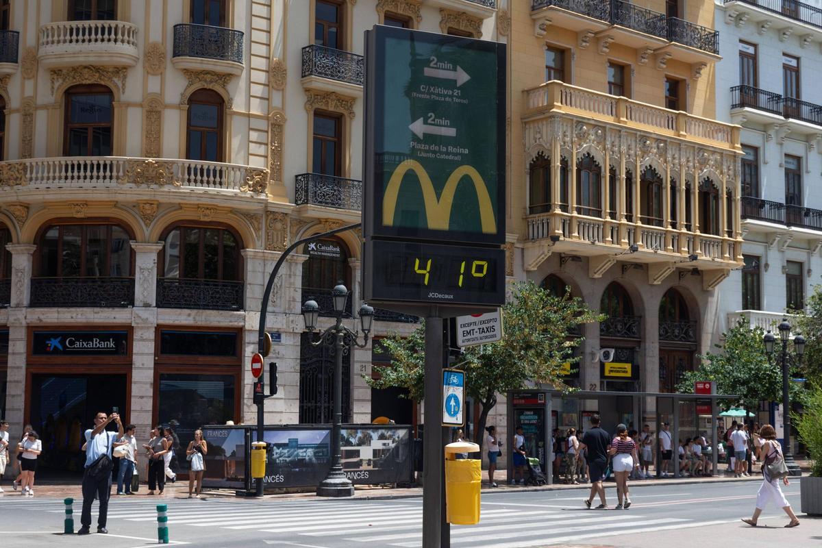 Termómetro a más de 40 grados en la plaza del Ayuntamiento de València.