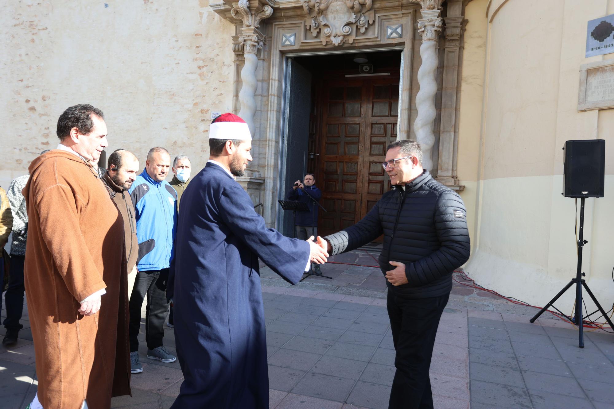 Acto conjunto del Centro Islámico de Torrent, el párroco de la iglesia de La Asunción y el alcalde.