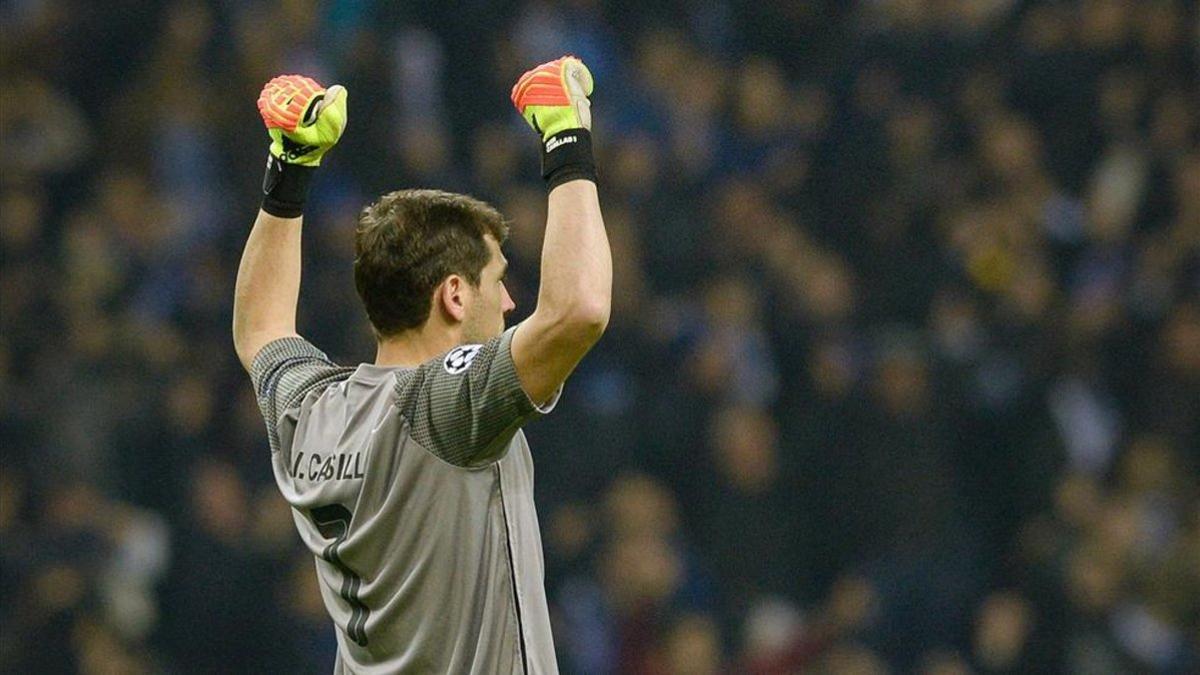 Iker Casillas celebra un gol de su equipo ante el Schalke