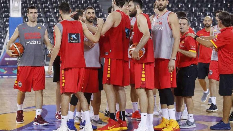 Los jugadores de España durante el entrenamiento de ayer en el pabellón Cluj Napoca de Rumanía.