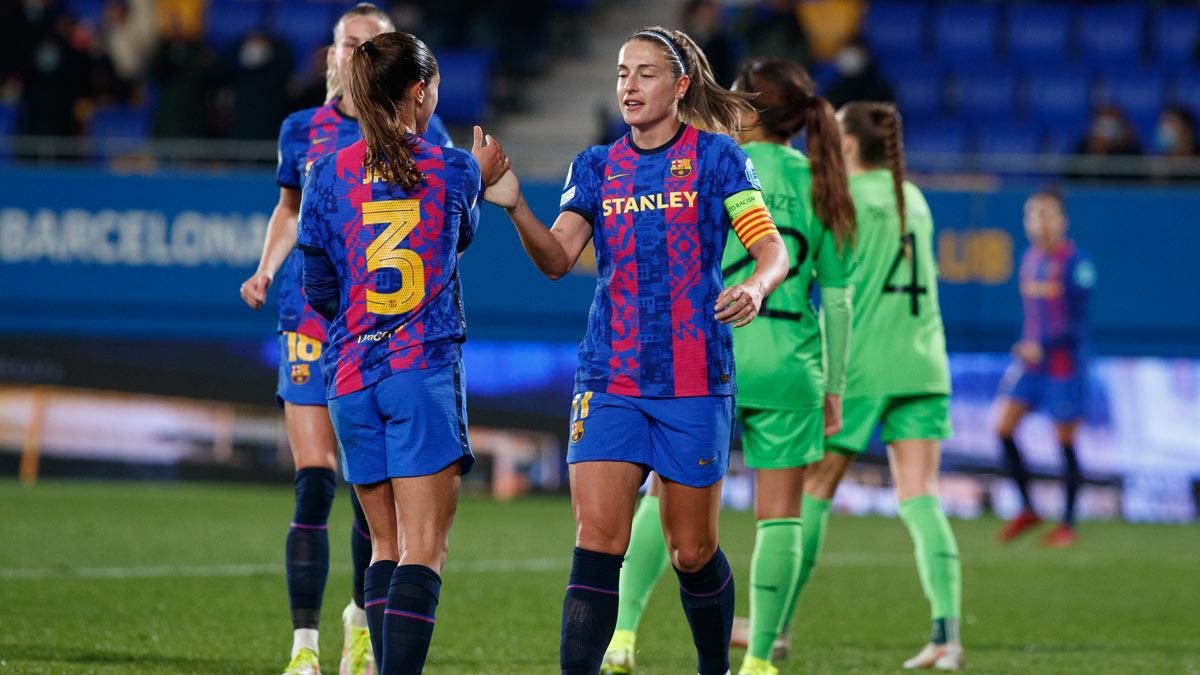 Jana y Alexia se saludan tras un gol del Barça