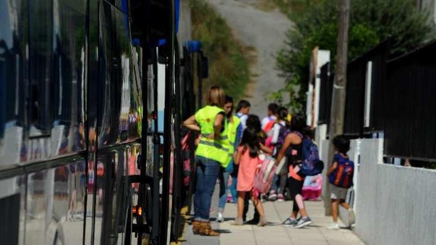 Protesta de padres y alumnos del CEIP de Carril. // Iñaki Abella