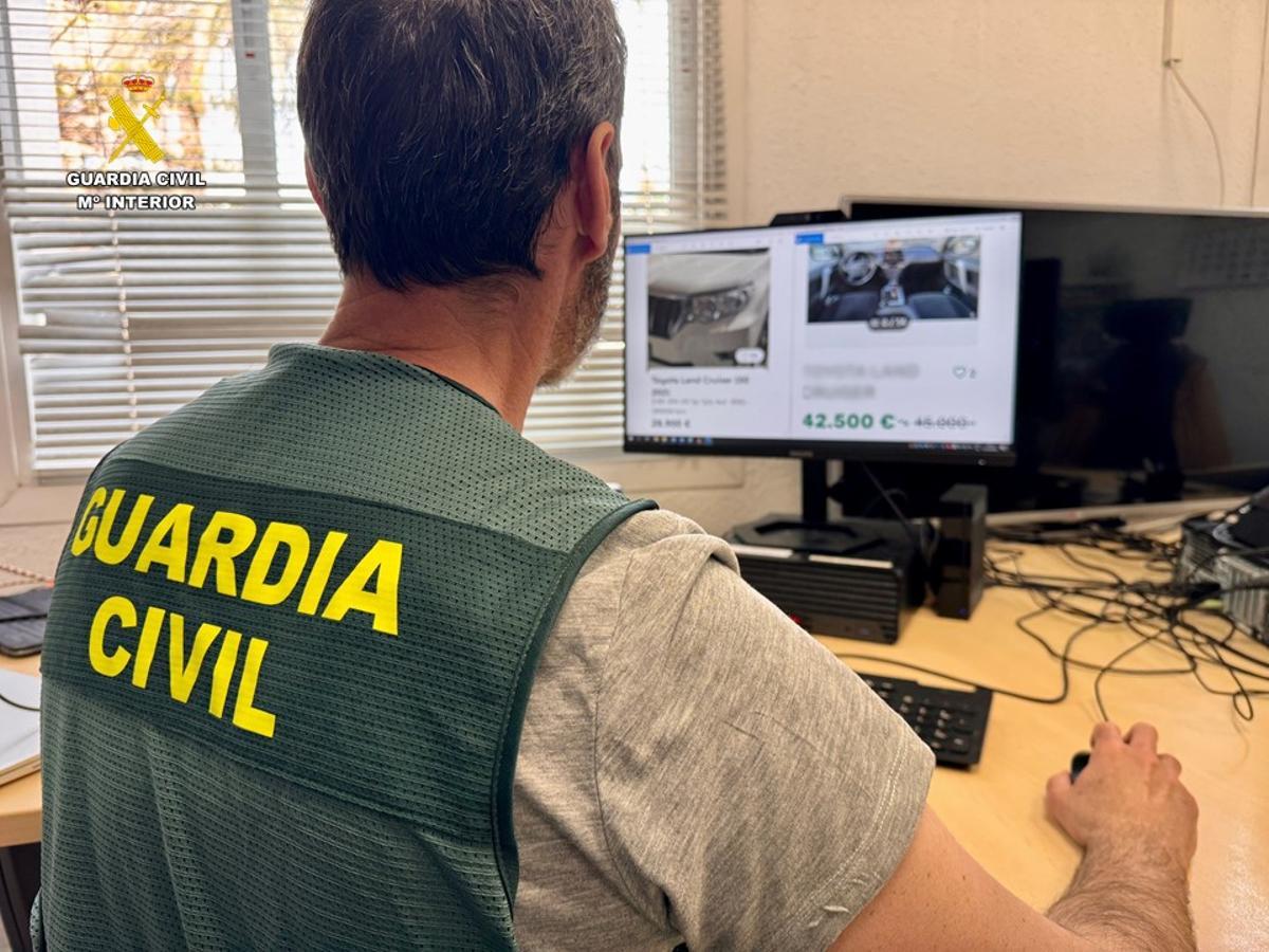 Imagen de un investigador del Equipo @ de la Guardia Civil de Alicante.