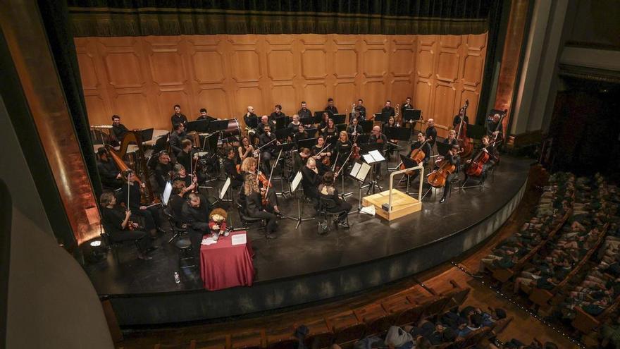 La marioneta Evaristo toma la batuta para acercar la zarzuela a las aulas