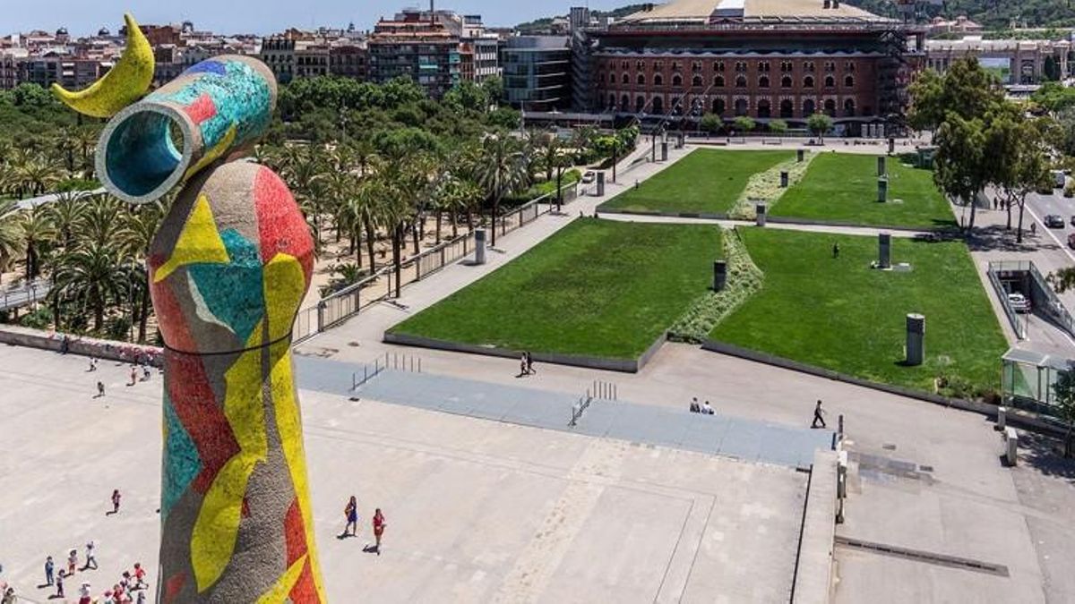 Barcelona desaloja a una treintena de personas sin techo del parque Joan Miró