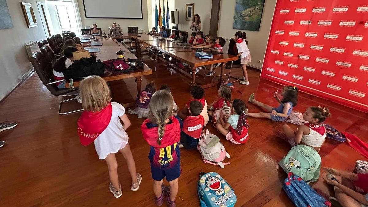 EN IMÁGENES: Los jóvenes participantes de la Escuela de Vacaciones de Corvera visitan el Ayuntamiento