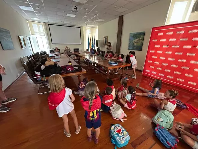 EN IMÁGENES: Los jóvenes participantes de la Escuela de Vacaciones de Corvera visitan el Ayuntamiento