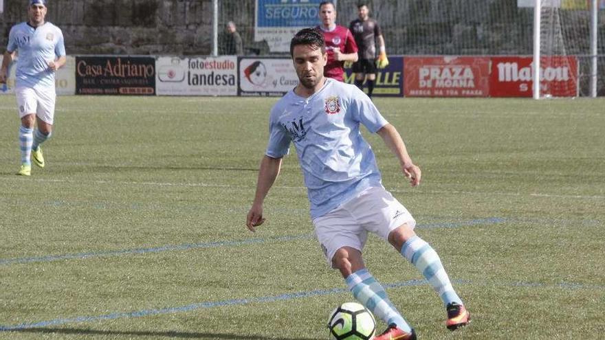 Una acción del partido entre el Moaña y el Nogueira de Ramuín. // Santos Álvarez