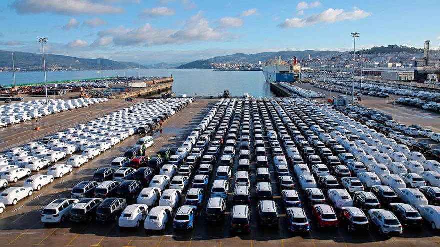 Coches salidos de la factoría de Citroën almacenados en la erminal de Bouzas