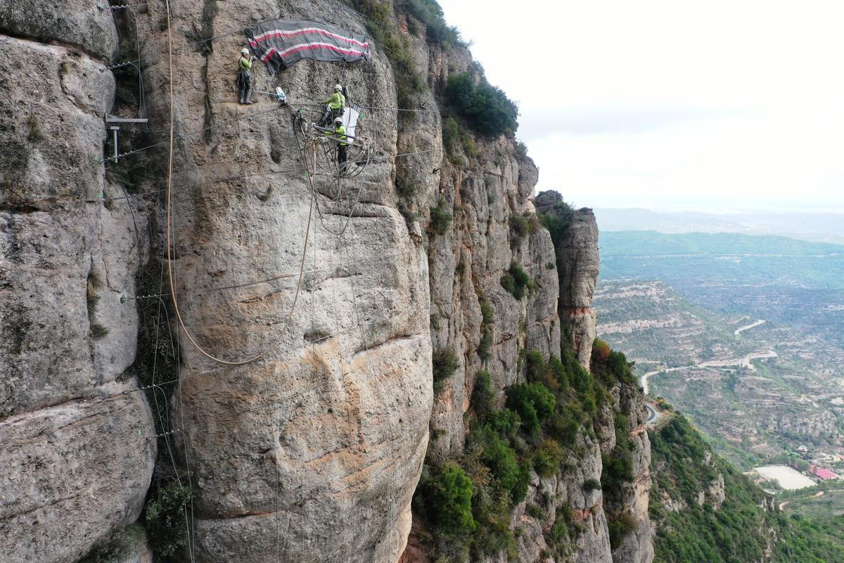 Treballs de fixació d'una roca a Montserrat